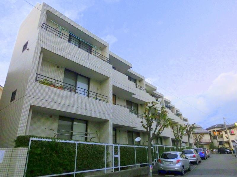 Local appearance photo. Located next to the high school Toyonaka, Around is the area of single-family. The surroundings are livable environment in quiet.