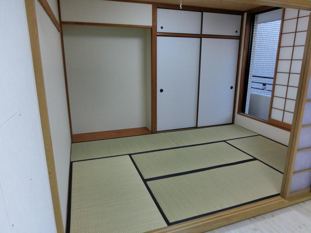 Non-living room. 6 is a Pledge of Japanese-style room. From the southwest balcony, Light of the sun enters a lot. Also the depth of the closet, There is much adult of the arm 1 duty. By the way, with a new article of the cooler in the room.