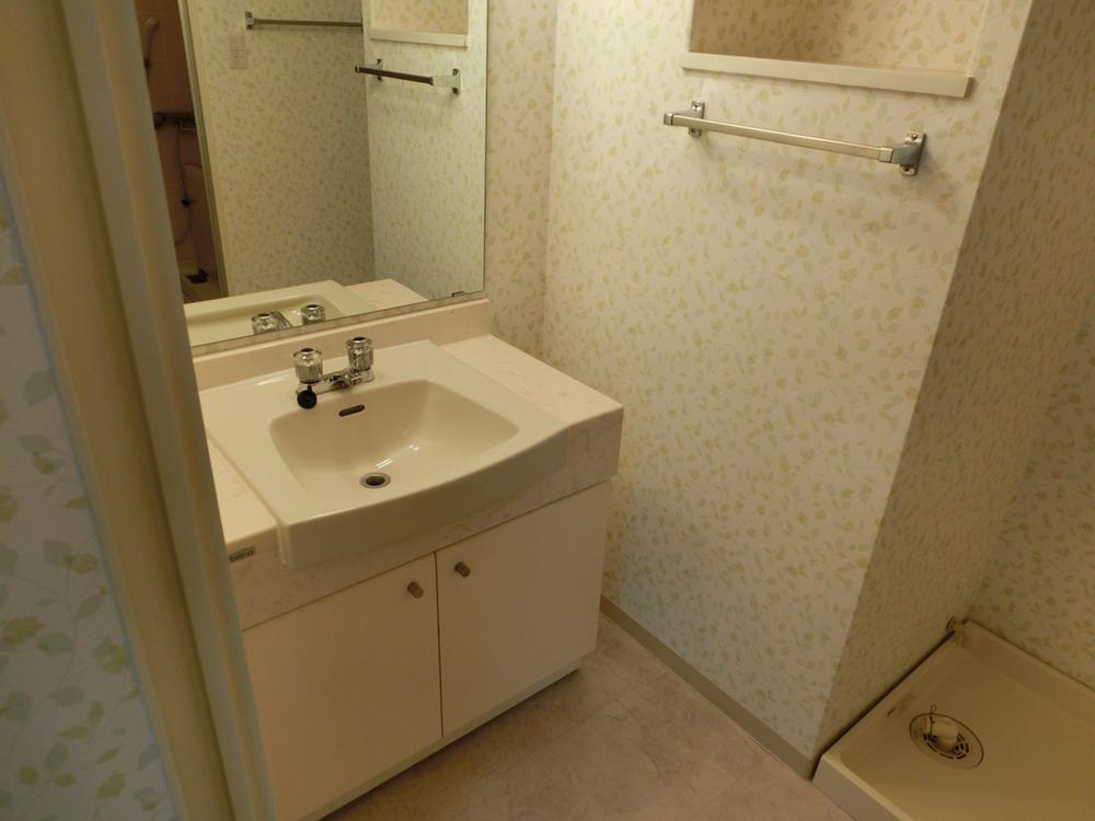 Wash basin, toilet. Floral wallpaper It is a cute wash basin.