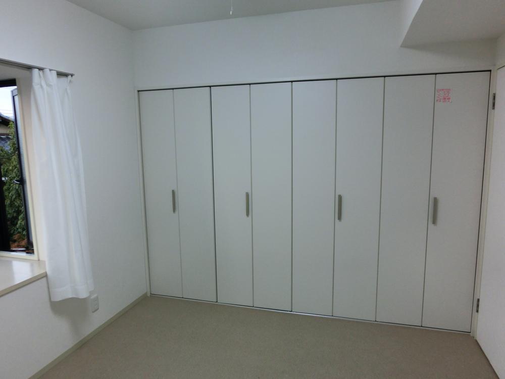 Non-living room. There is a large closet, Western 5.8 Pledge. There is a cute bay window. With new cooler