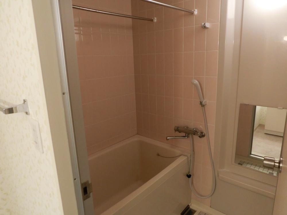 Bathroom. Although Reheating is not attached, A beautiful bath.