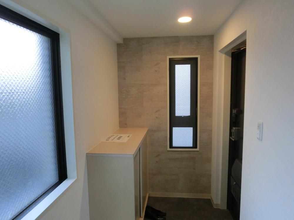 Entrance. The entrance, With a small small window. Entrance door, The key has two with.