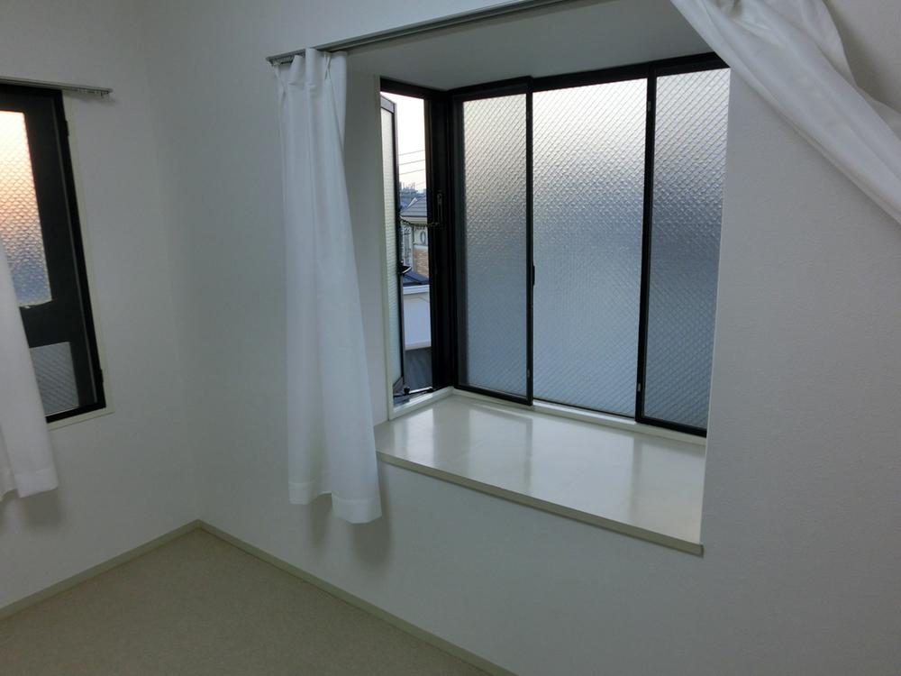 Non-living room. It is a bay window. Also this room, It comes with a two-sided window.