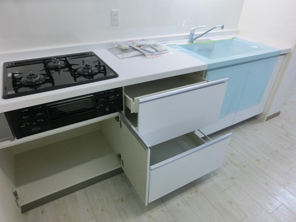 Kitchen. Stove three, It is easy-to-use kitchen.