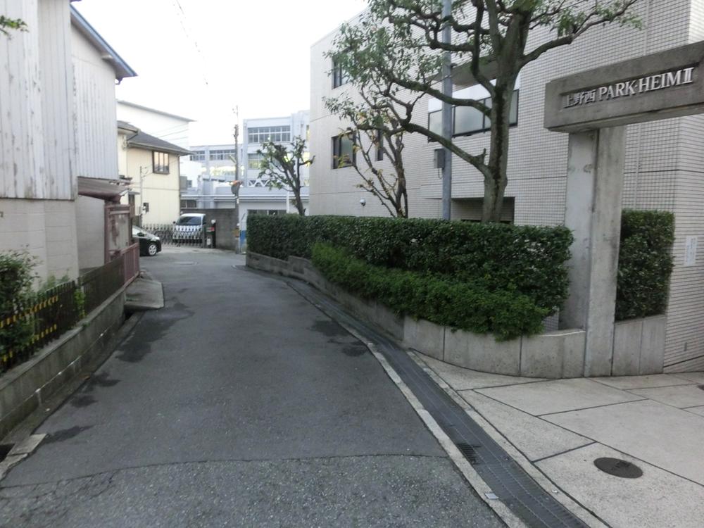 Other local. Condominium next to the high school Toyonaka. Extracurricular activities to have a child has is running well.