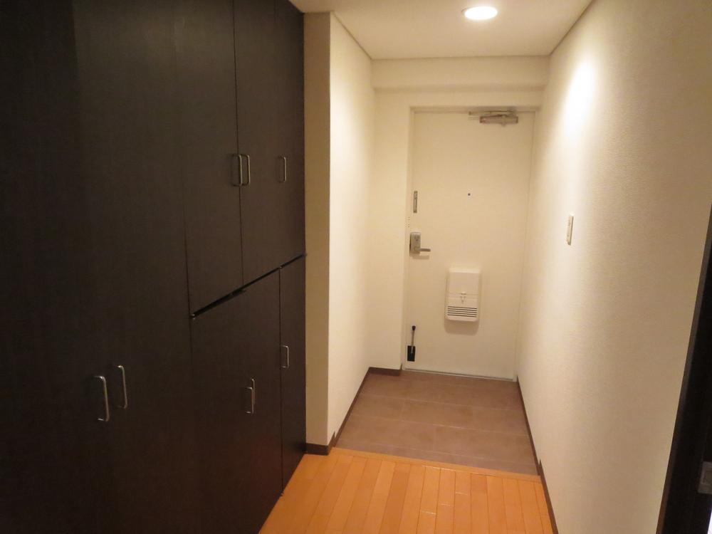 Entrance. There are a lot of storage space.