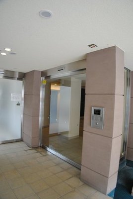 lobby. Automatic door of the auto-lock equipped.