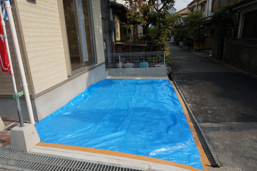 Parking lot. It is the ease of corner lot unique parking of moms worry