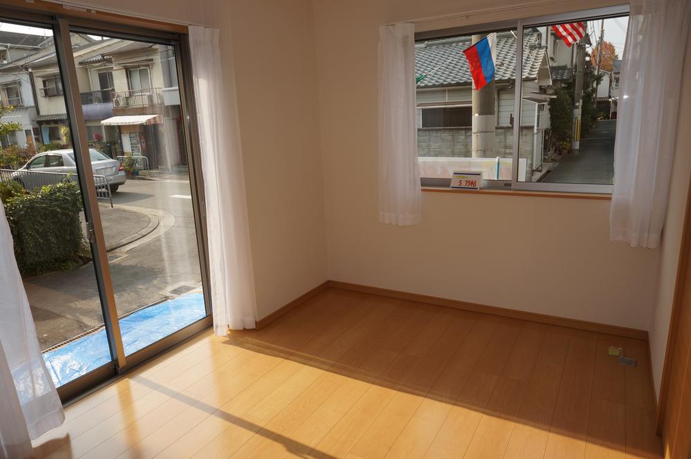 Non-living room. Rooms for children and the rumbling south looks warm warm and comfortable space.