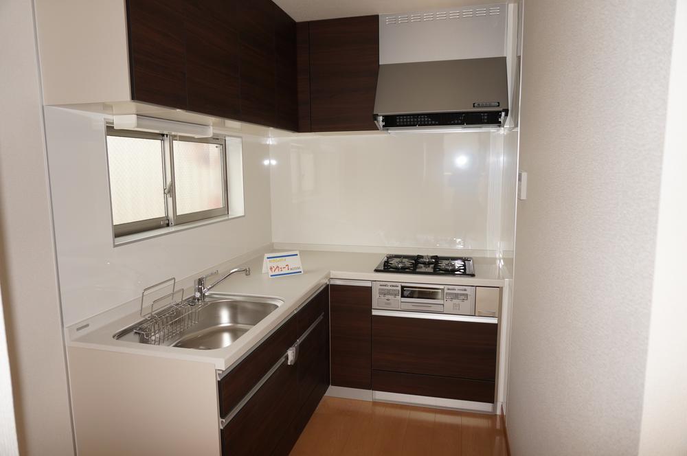 Kitchen. L-shaped kitchen that can dishes in natural light, Corner portion is also conveniently ingenuity in such seasoning Storage