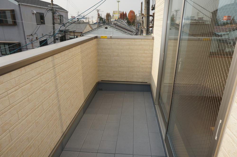 Balcony. The third floor is wide balcony! ! Since the south-facing a laundry is also good dry mom also a great help