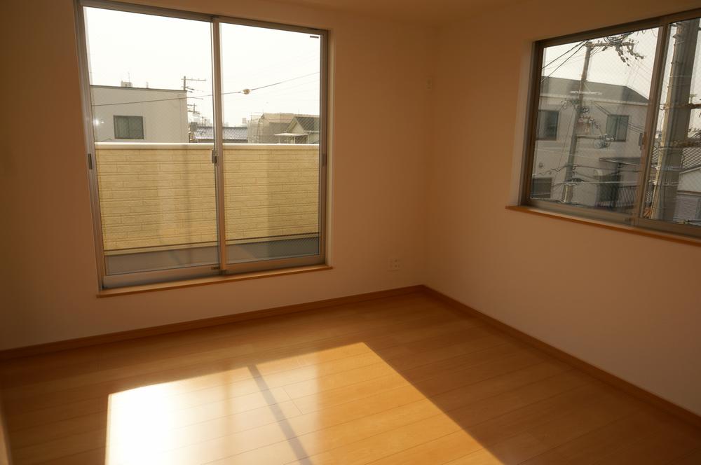 Non-living room. Would Ikaka in bright rooms main bedroom of the south-facing?