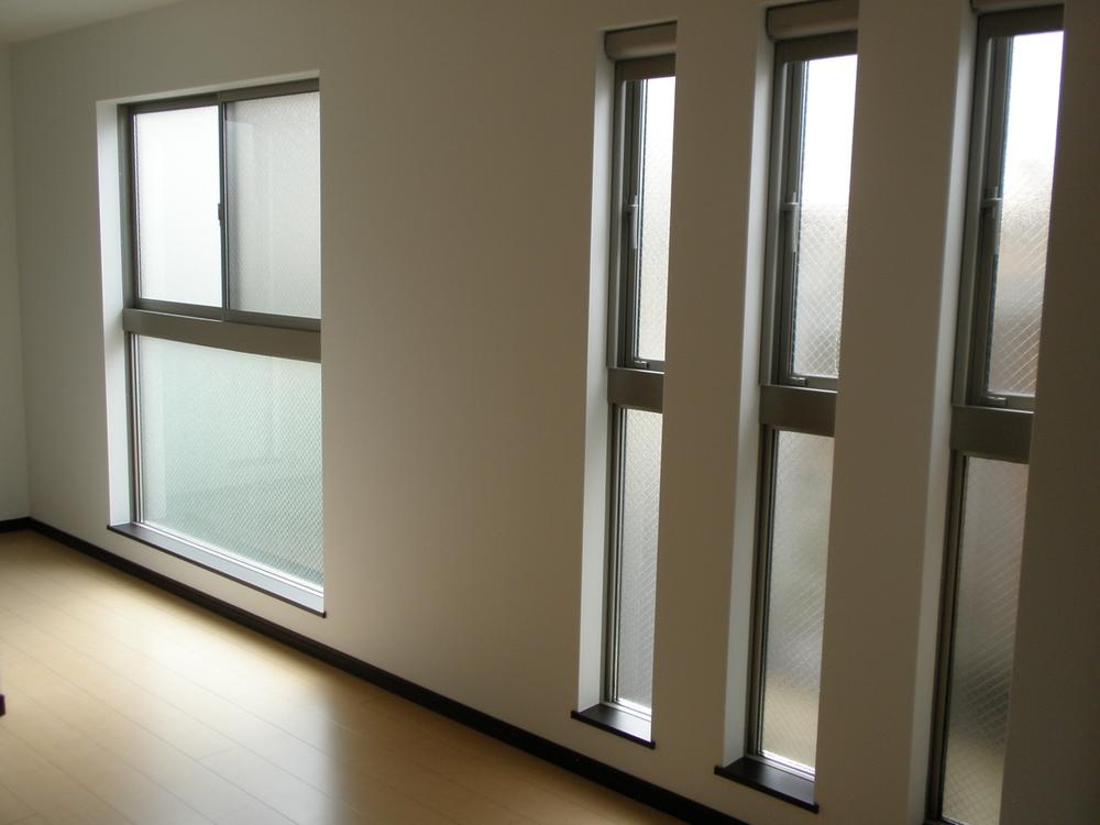 Same specifications photos (living). This will be established for a photo right side of the slit sash in the living room.