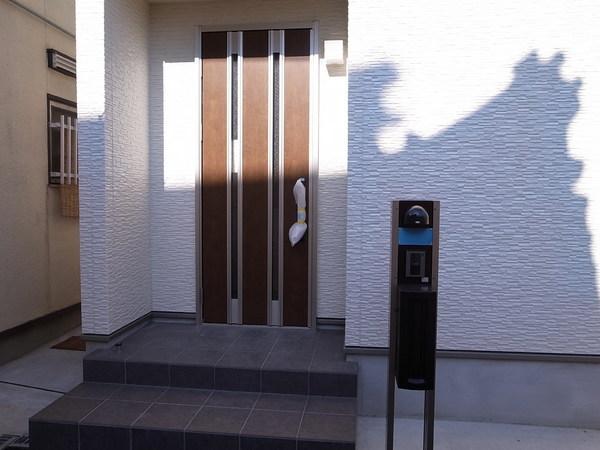 Entrance. We propose a "house where the family can live happily."