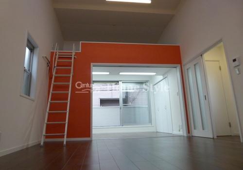 Living. Upper loft (Western-style 6 Pledge) comes with! !