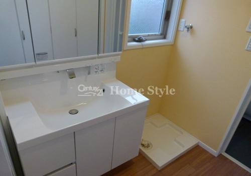 Wash basin, toilet. spacious, Basin space