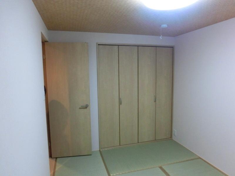 Non-living room. Is a Japanese-style room on the first floor. Since the south-facing window is lucky in, Daytime is bright. 