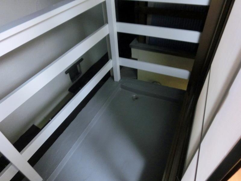 Balcony. Balconies that lucky on the north side. Since it took the night, It is dark. I think that to say that to be placed a washing machine. 