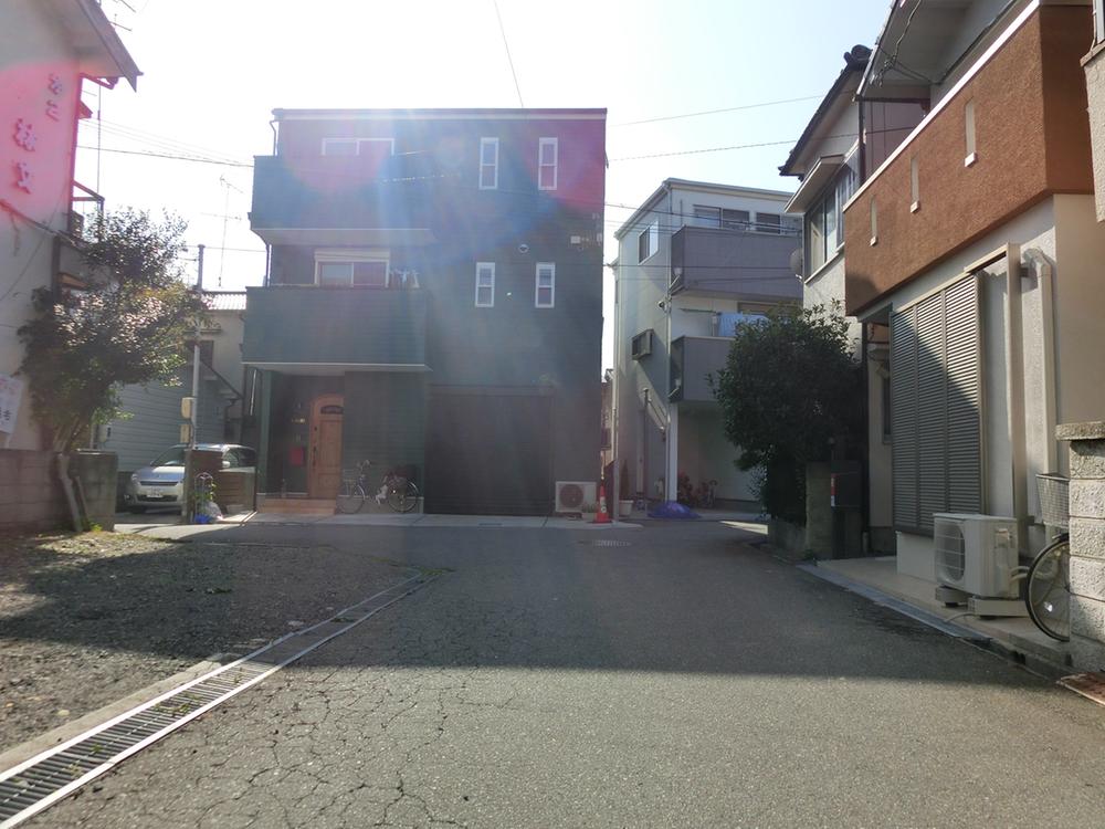 Local photos, including front road. The surroundings are area single-family lined. 