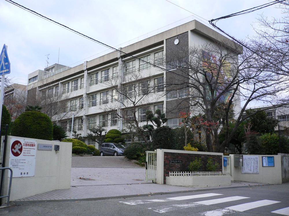 Junior high school. Toyonaka 1009m to stand second junior high school