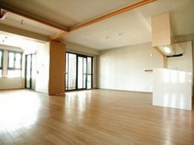 Living and room. Easy-to-use floor plans in a very bright Western-style