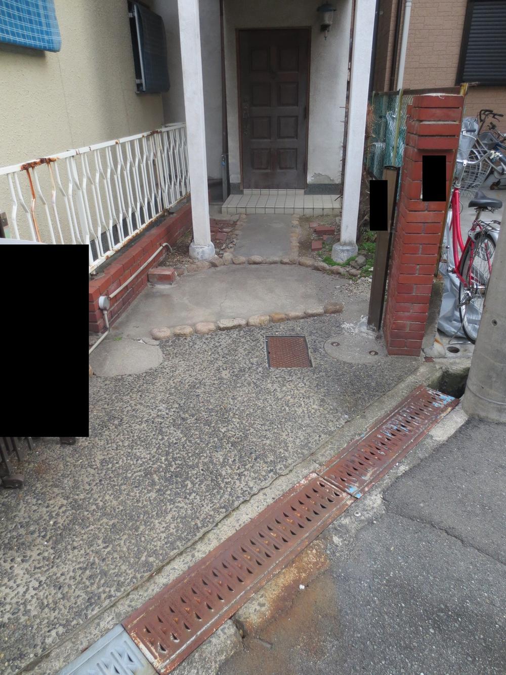 Parking lot. Parking Partial Enter one light car.