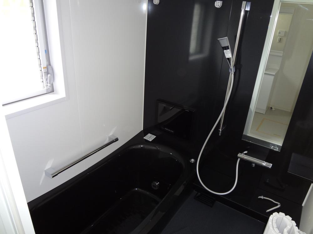 Bathroom. Chic bathroom tones and black