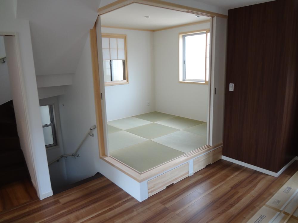 Non-living room. Under the Japanese-style room is there storage.