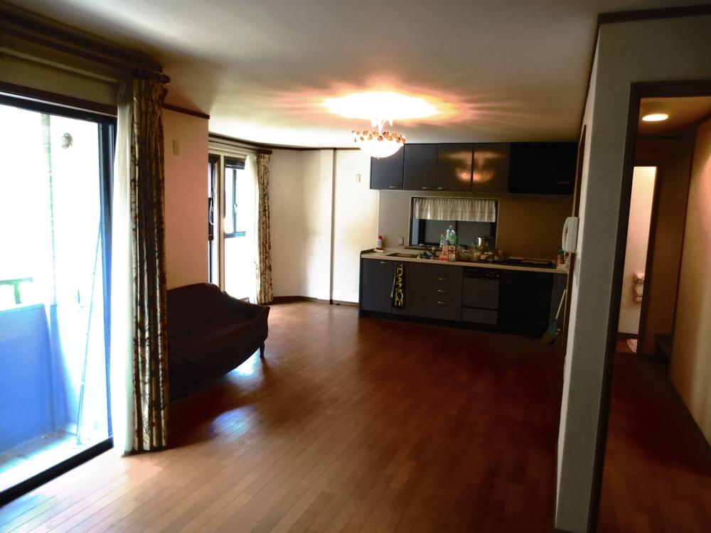 Kitchen. Ribungu look in the back is the kitchen. 