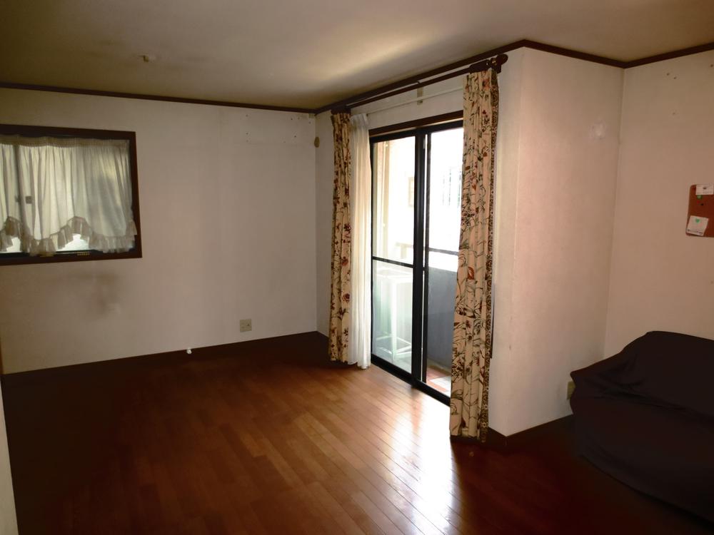 Living. Sunny living 5LDK of change is also possible from 4LDK