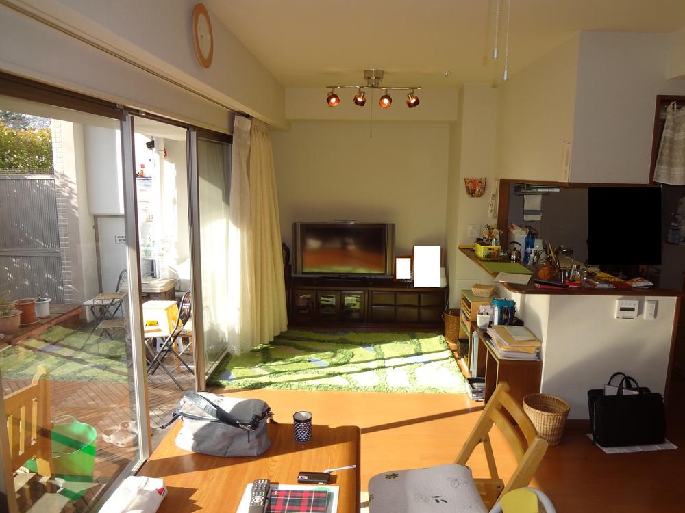 Living. It is now resident, Please feel free to preview. Day is good from the private garden.