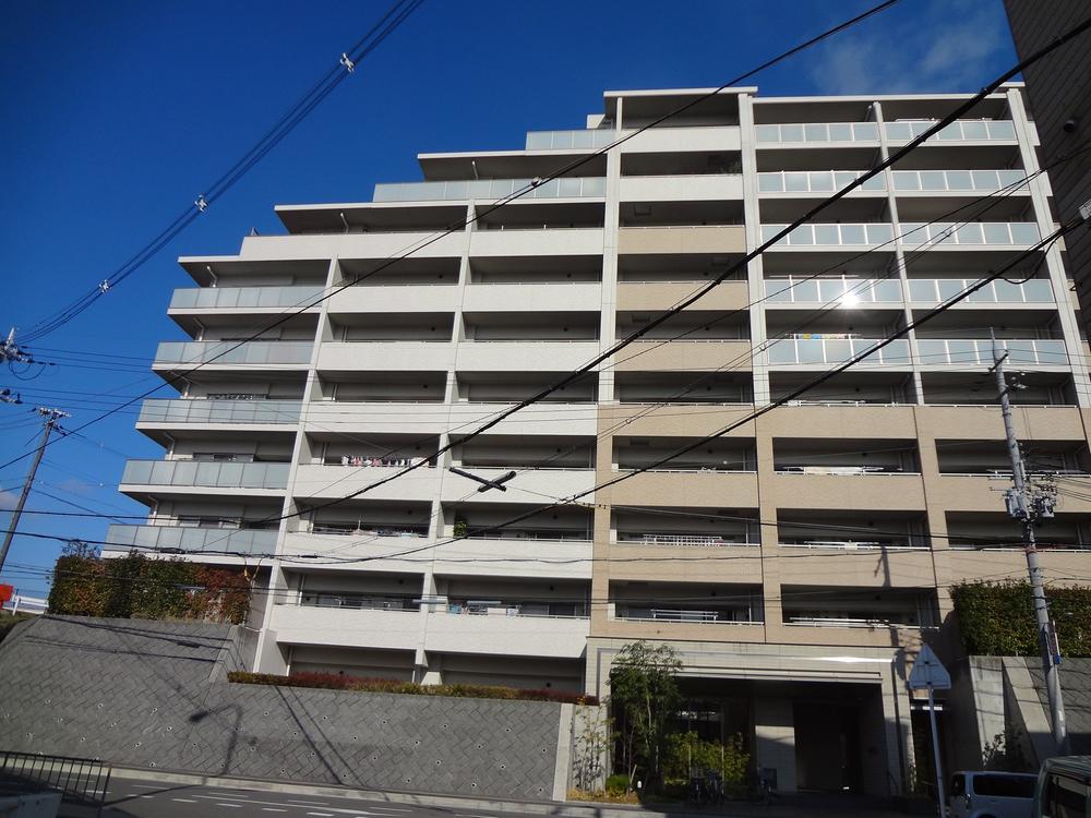 Local appearance photo. Mansion appearance Road in front of the apartment is the sidewalk is there It is safe even if reluctant child.