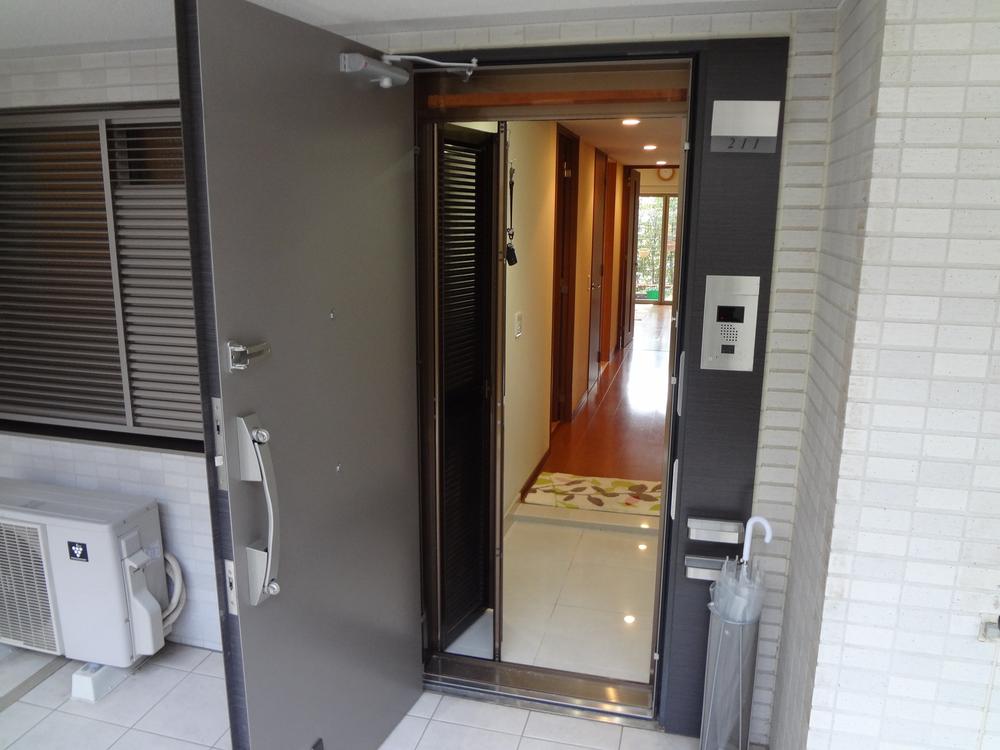 Entrance. Since the door for ventilation There is another one, Even when you want through the wind in the room, Privacy will protect.