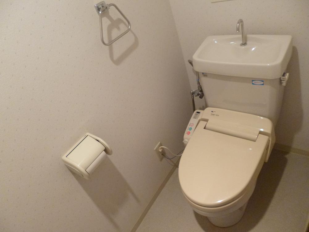 Toilet. Indoor (10 May 2013) Shooting