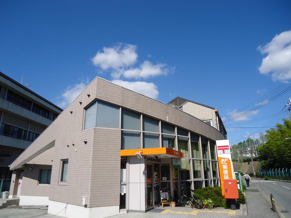 post office. Toyonaka Higashiizumigaoka 506m business hours until the post office: Postal (weekdays) 9:00 ~ 17 o'clock, savings ・ Insurance (weekdays) 9:00 ~ 16 o'clock, ATM (weekdays) 9:00 ~ Nineteen (soil ・ Sunday) 9:00 ~ 17 o'clock