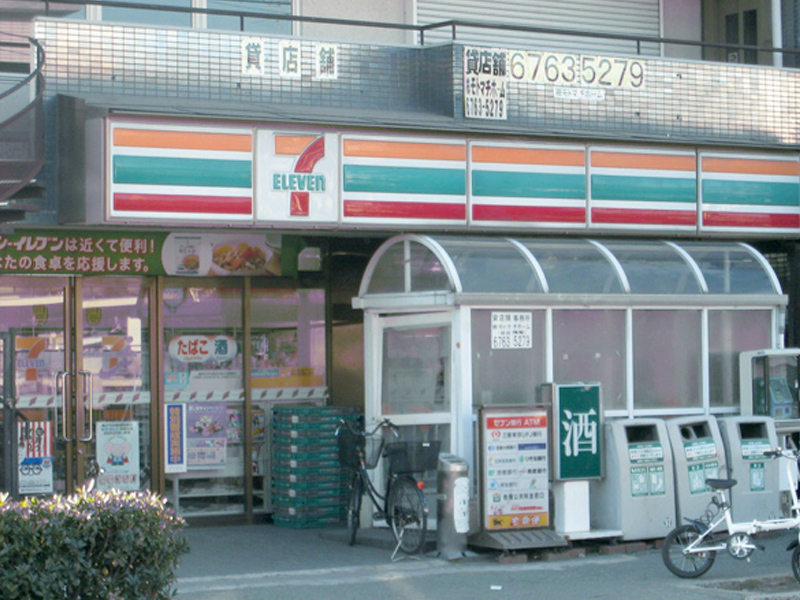 Convenience store. Seven-Eleven ToyonakaYutaka southwest store up (convenience store) 407m