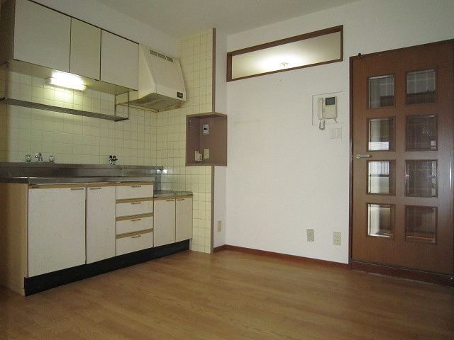 Kitchen. Two-burner gas stove can be installed