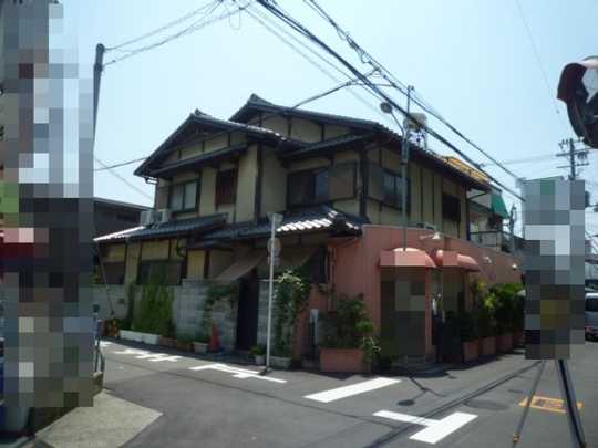 Local appearance photo. It is a photograph taken from the northeast side of the road. 