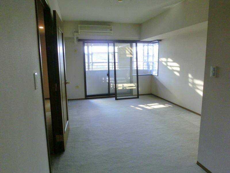 Non-living room. 10.4 Pledge of Western-style. It is quite spacious. From the west, Light of the sun enters the Sansan.