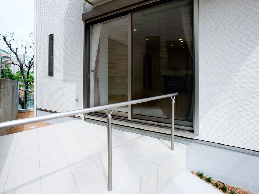 Garden. Tile terrace