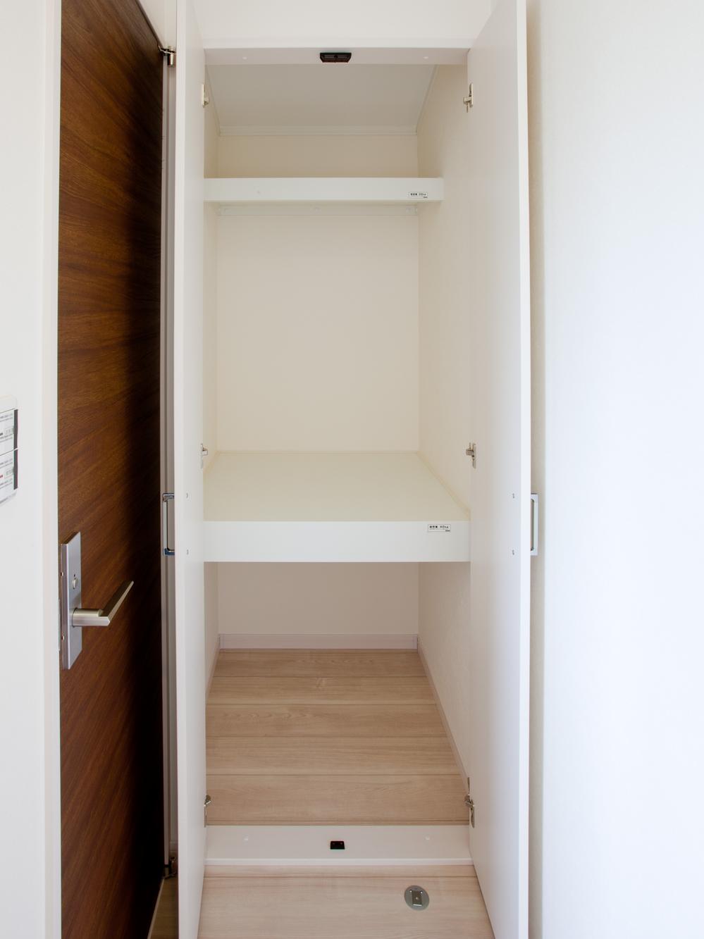 Receipt. Storage of the corridor [It can be stored, such as surprisingly bulky vacuum cleaner! ]