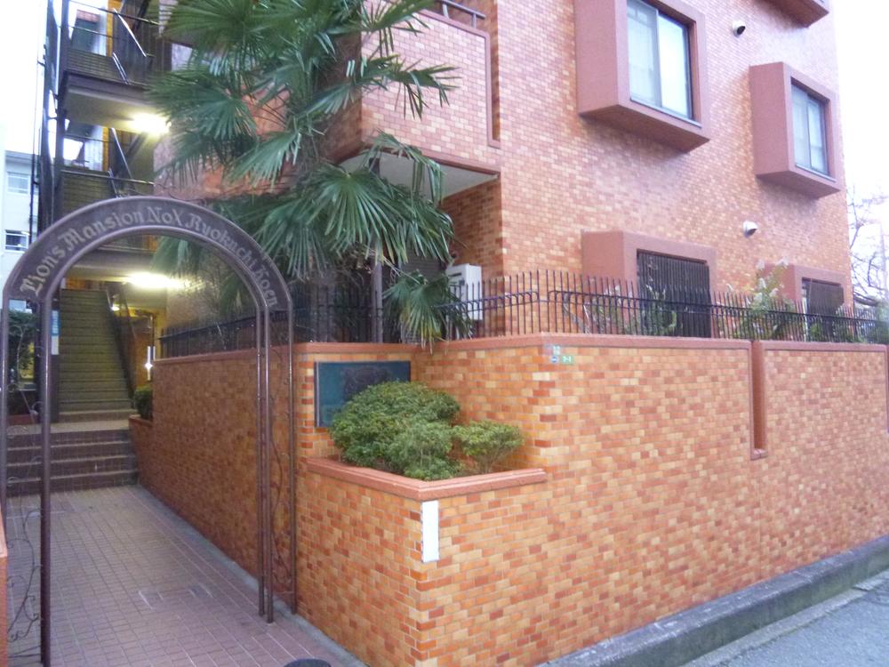 Entrance. Common areas