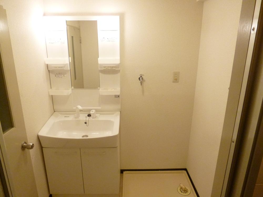 Wash basin, toilet. Indoor (12 May 2013) Shooting