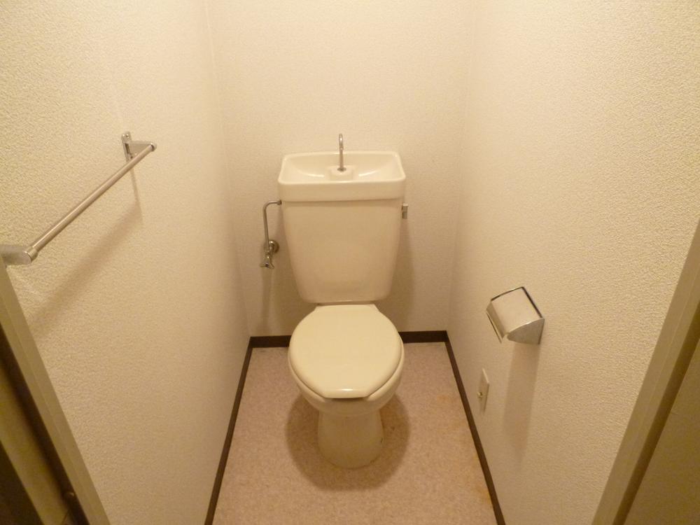 Toilet. Indoor (12 May 2013) Shooting