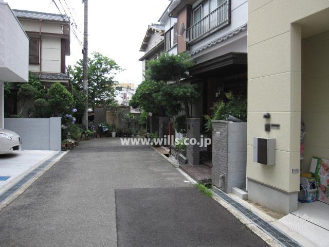 Local photos, including front road. Property of the south front of the road (from the east)