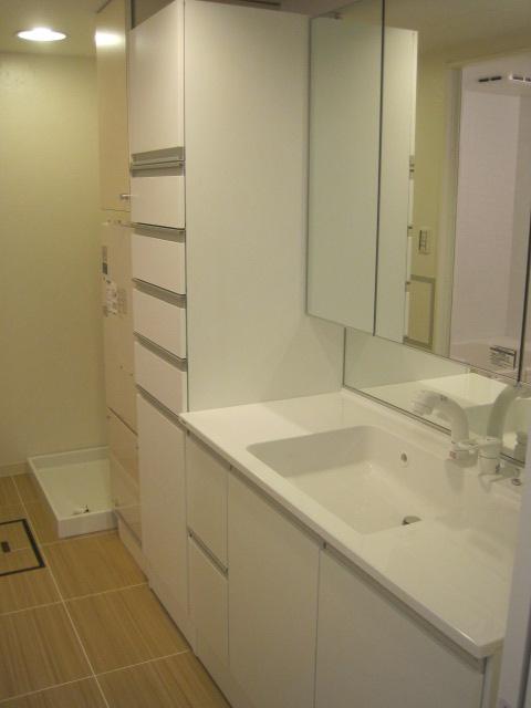 Wash basin, toilet