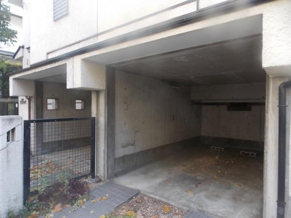 Parking lot. Convenient super ・ A convenience store near