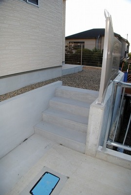 Garden. Stairs to enter the front door. 