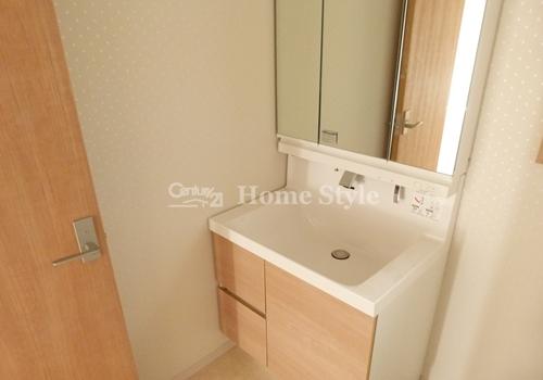 Wash basin, toilet. Three-sided mirror with a square bowl