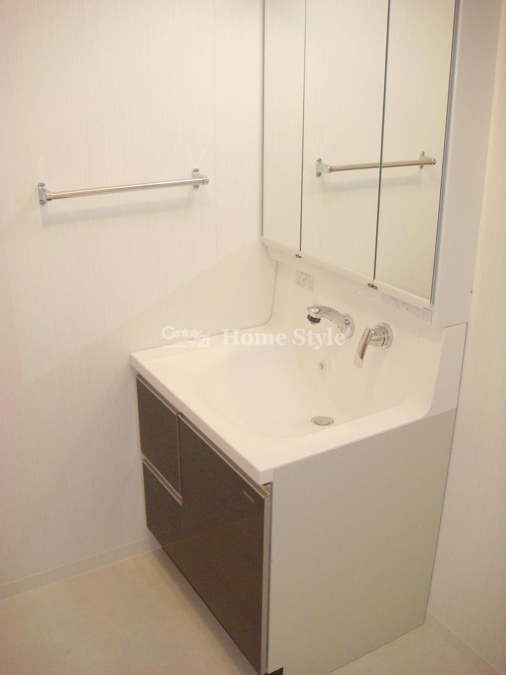 Wash basin, toilet. Indoor (12 May 2013) Shooting